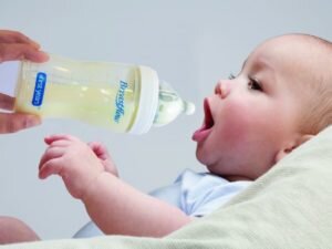 Специалисты не советуют затягивать с процессом отучения от ночных трапез, так как это может негативно сказаться на нервно-психическом развитии ребенка.