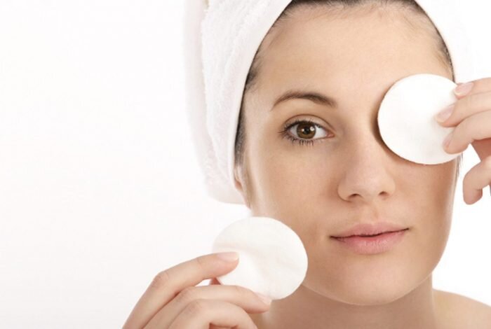 Примочки из ромашки используют в народной медицине и косметологии