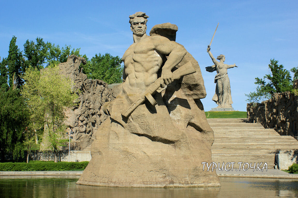 Памятник мамаев курган. Мамаев Курган Волгоград аллея героев. Архитектура Волгоград Мамаев Курган. Историко-мемориальный комплекс «Мамаев Курган» в Волгограде.. Волгоград набережная Мамаев Курган.