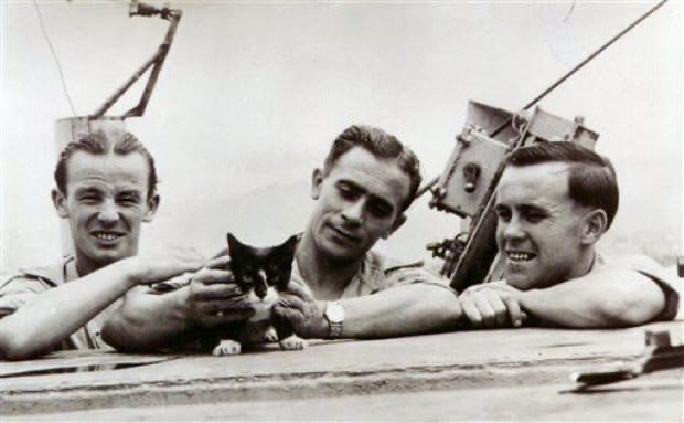 Саймон и его могила.