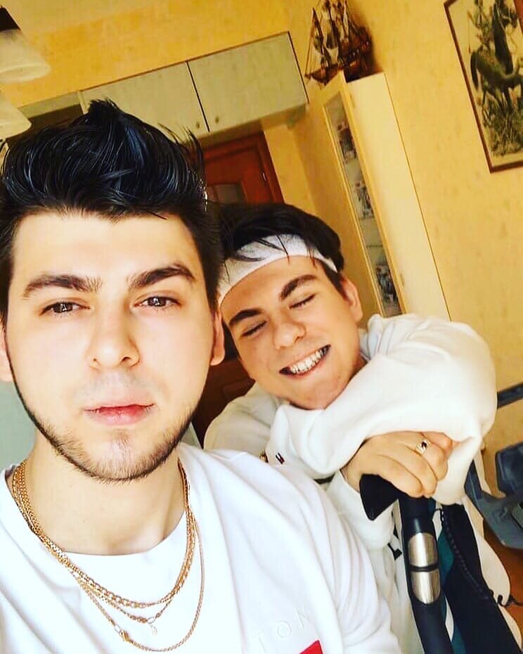 Хороши братцы)