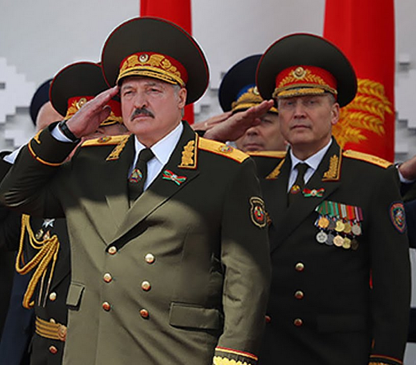 в военной форме а не военный 