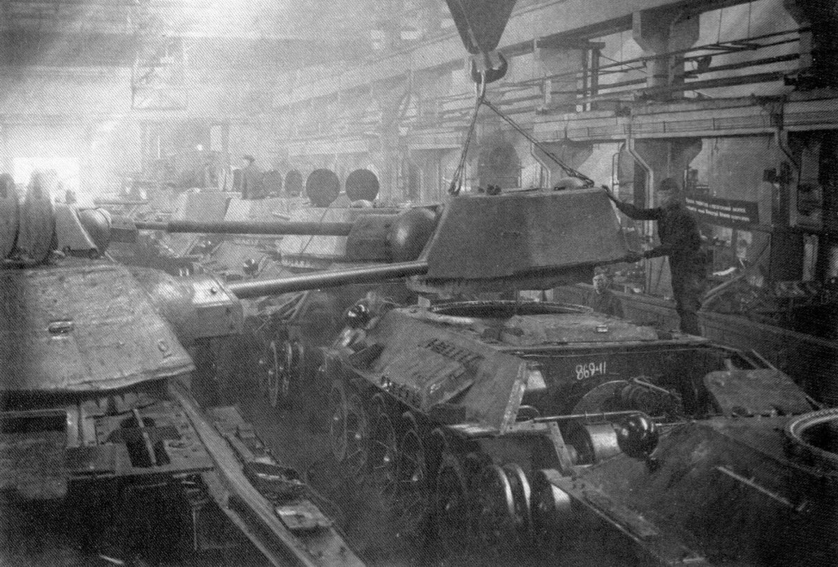 Установка башен на конвейер окончательной сборки танков Т-34 Уральского танкового завода №183 в Нижнем Тагиле, 1942 г.