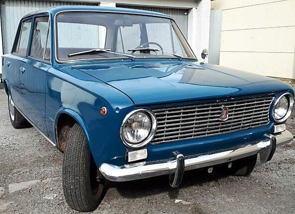 Автомобиль отполирован машинкой, словно с завода. Краска родная синяя эмаль. 