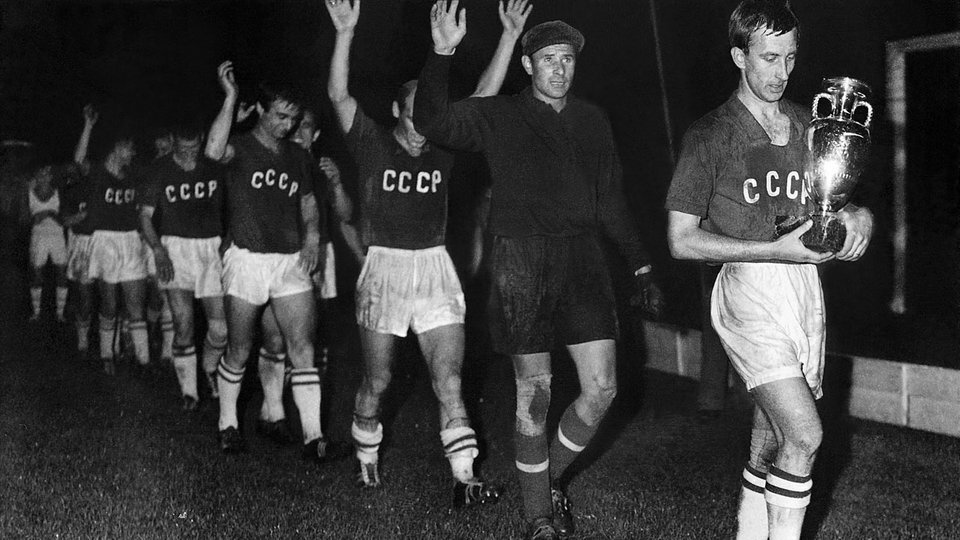 Кубок Европы в руках капитана сборной СССР Игоря Нетто, источник - Яндекс.Картинки