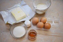 ШАГ 1:
Для торта необходимо заранее приготовить медовое тесто. Подготовьте для этого необходимые ингредиенты.