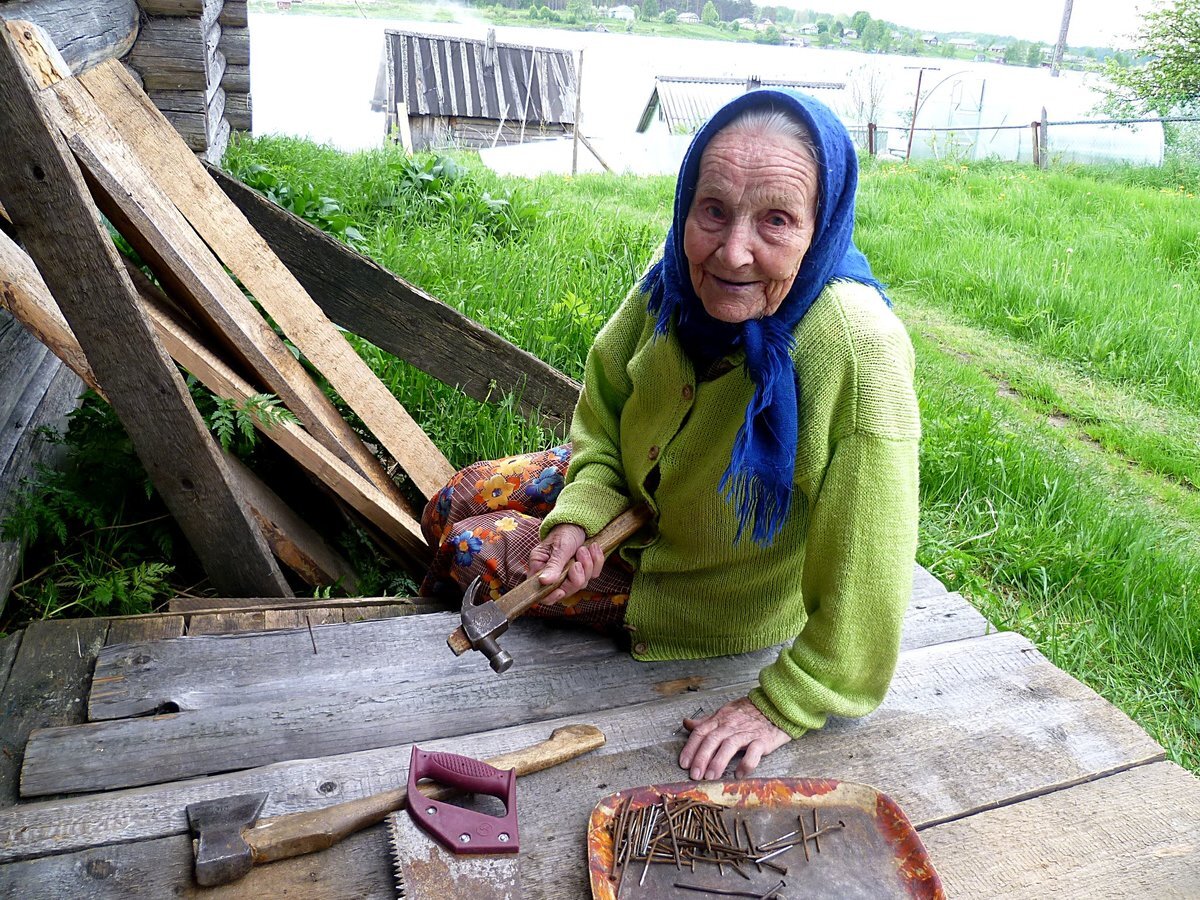 Дома старой женщины. Старуха в деревне. Старушка в селе. Деревенская бабушка. Бабка в деревне.