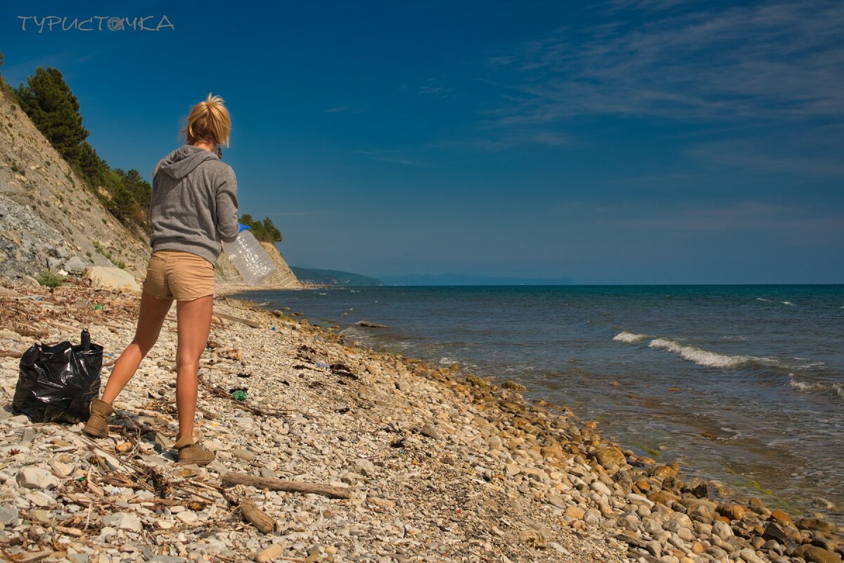 Женщина на пляже. Дикий пляж. Камни. Море. Владивосток. Россия.