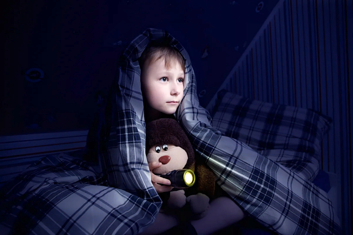 "Детские страхи". Ребенок в темноте. Мальчик в темноте.