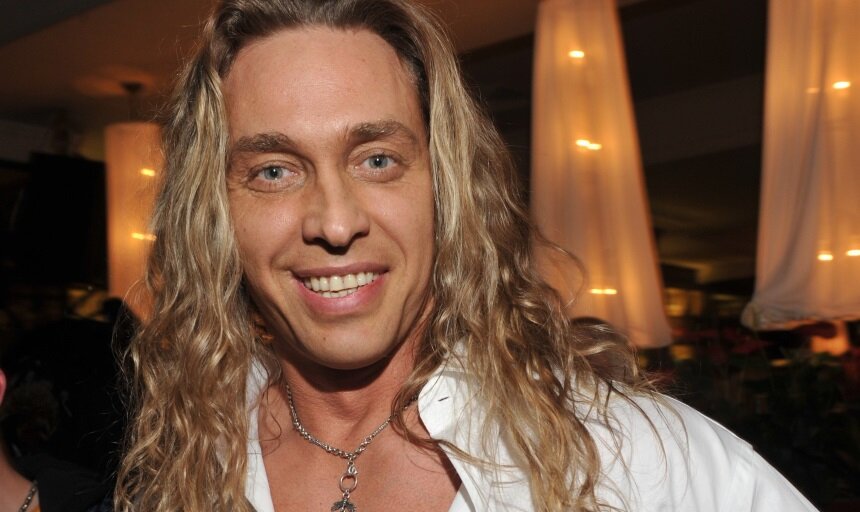 «В отличие от бабушек и дедушек, которые сидят дома, и как получали пенсию, так и получают, мы, артисты, ни копейки не имеем. Более того, мы будем последними, кого подключат к жизни, потому что это массовое собрание людей», — посетовал Глушко. 