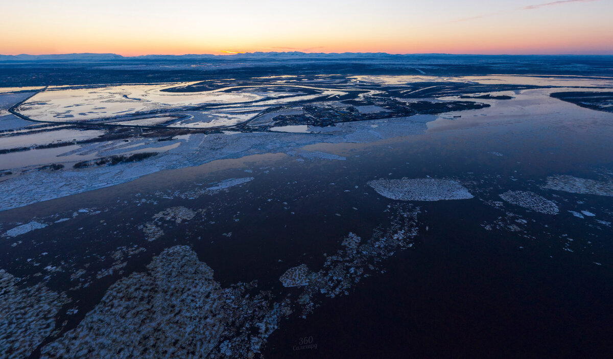 Обь освобождается ото льда. Вид на г. Лабытнанги и Полярный Урал