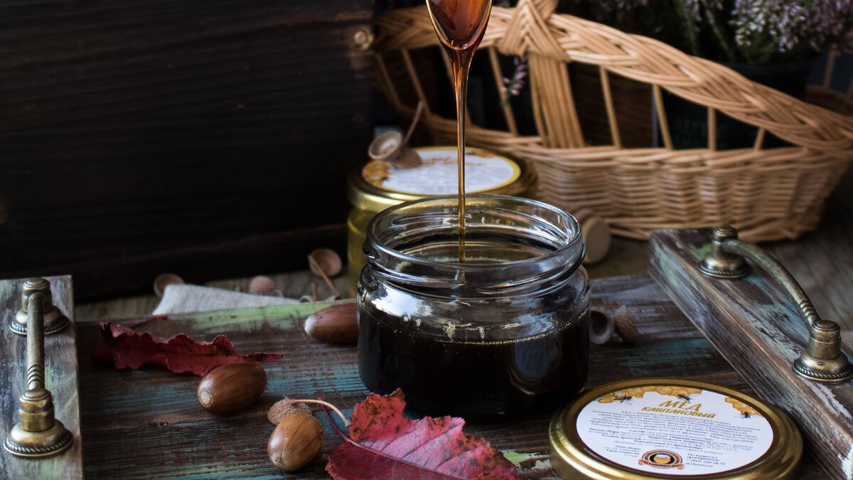 На фото: мёд Каштановый