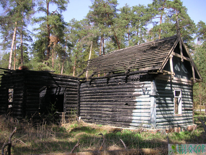 Сгоревшее здание в лагере