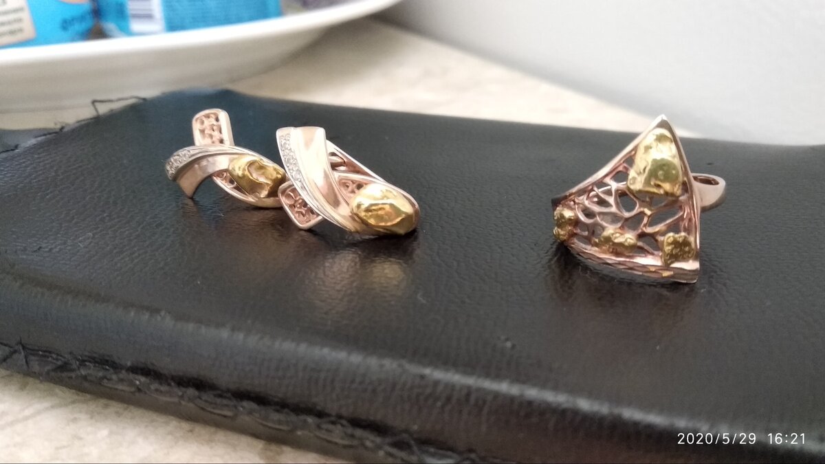 Полновесные самородки на золотых серьгах и кольце