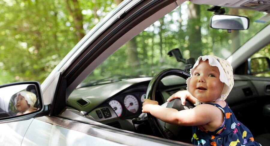   Огромное количество транспортных средств в РФ зарегистрировано на несовершеннолетних детей. Для чего многие регистрировали свой автомобиль на своих детей и законно ли это? Разберёмся прямо сейчас.