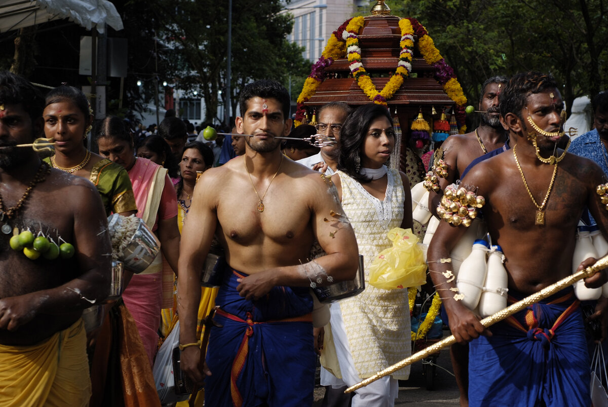 Некоторые не столь фанатичные просто несут копья в руках. (By William Cho - A day of devotion – Thaipusam in Singapore, CC BY-SA 2.0, https://commons.wikimedia.org/w/index.php?curid=24296230)