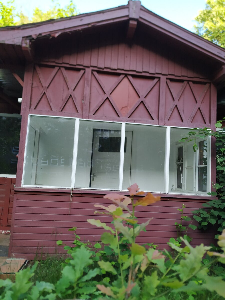 Дача на продажу. В отражении видно многоэтажку.