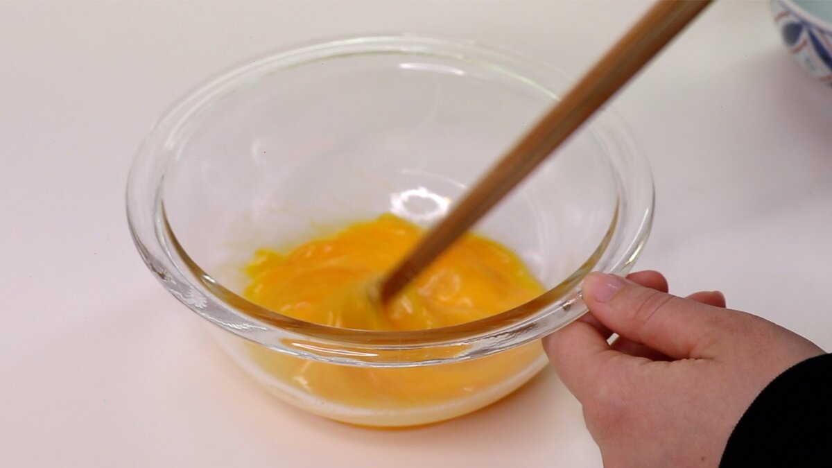 Хорошо перемешаем яйца палочками.