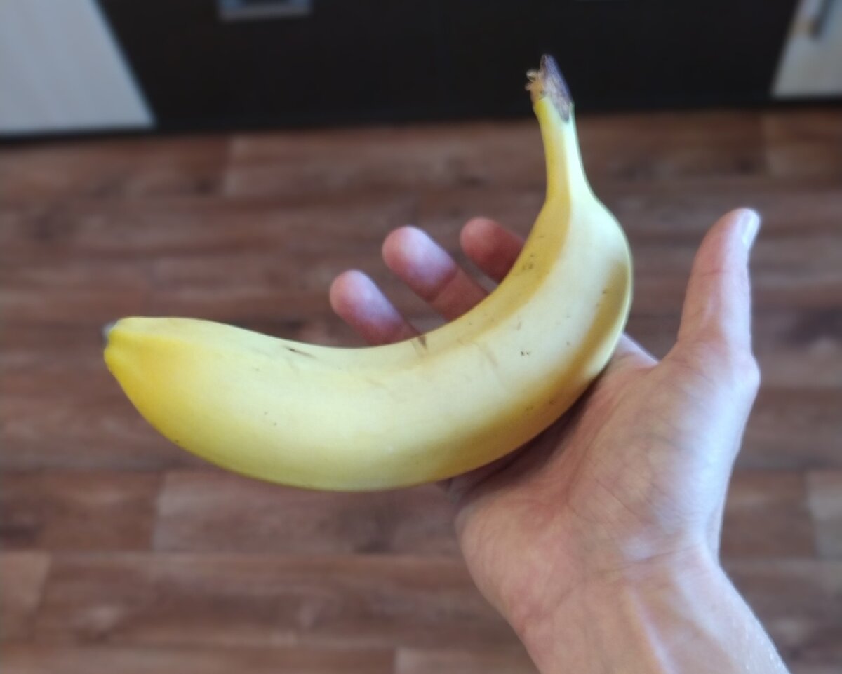 Мандарин 1 банан. Банан. Банан один. Банан на столе. Смешной банан.