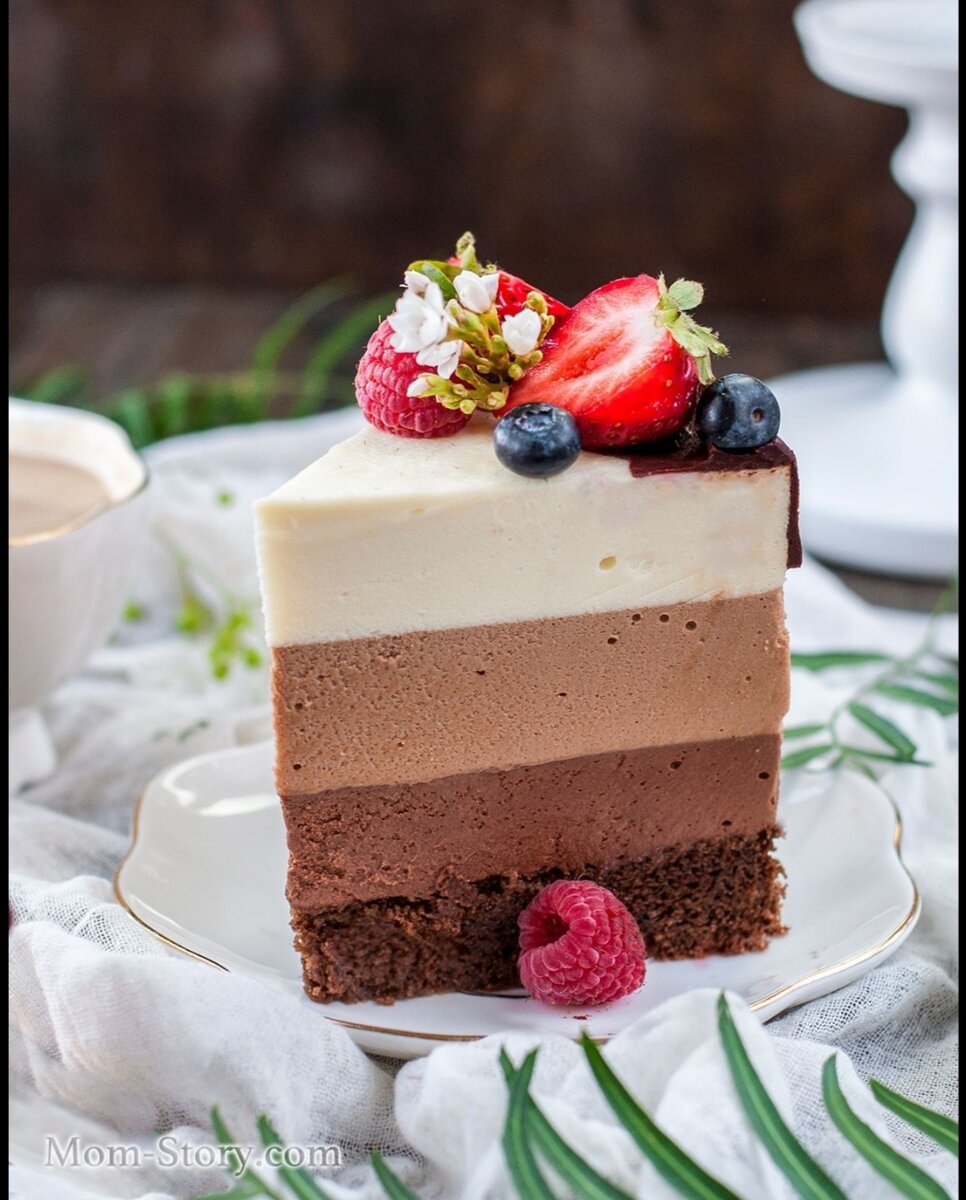 Наш торт состоит из четырёх слоев:

шоколадный бисквит;
мусс из чёрного шоколада;
мусс из молочного шоколада;
мусс из белого шоколада. 
Для мусса вам понадобится:

Пищевой желатин — 30 гр.
Сливочное масло — 150 гр.
Сливки (жирность более 30%) — 450 мл.
Шоколад (чёрный, молочный, белый) — по 150 гр.
Для приготовления бисквита будем использовать:

Яйца - 4 шт.
Сахар - 1 ст.
Мука - 1,5 ст.
Какао-порошок - 2 ст. л.
Разрыхлитель - 11 гр.
Очень важно чтобы ваш бисквит получился мягким и воздушным, а мусс был нежным. Вкусы должны сочетаться, а не перебивать друг друга. Очень важно соблюдать пропорции и использовать качественные натуральные продукты.
Для приготовления бисквита вам понадобятся яйца, сахар, мука, какао и разрыхлитель. После того как взобьёте яйца с сахаром и добавите остальные ингредиенты, у вас должна получиться однородная масса. Подготовьте форму и поставьте выпекать корж. В это время можно приступать к приготовлению муссов.
Если раньше вы никогда не готовили такой десерт, то попробуйте изначально сделать одну порцию мусса, чтобы по результату оценить были ли допущены ошибки. Для мусса нам понадобится желатин, шоколад (для каждого яруса определённый вид), сливочное масло, сливки. Шоколад следует перетопить со сливочным маслом и соединить с желатином. Получившуюся смесь необходимо процедить через сито. Взбейте сливки до появления «пиков» и тщательно перемешайте с шоколадно-желатиновой смесью.
Подготовьте форму с разъёмным бортиком и установите в ней прозрачную плотную плёнку высотой на 5 см больше чем край формы. После этого на бисквит выливаем слой мусса из чёрного шоколада. Далее, по прежней схеме, готовим молочный и белый мусс и выливаем по очереди в эту форму.
Тортик нужно поставить в холодильник на несколько часов. После чего украшайте его по своему желанию, предварительно выложив на красивое блюдо.