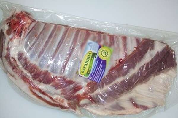 Для длительного хранения баранину необходимо, прежде всего, обернуть в полиэтилен, чтоб она не обезвоживалась, и поддать постепенной заморозке.