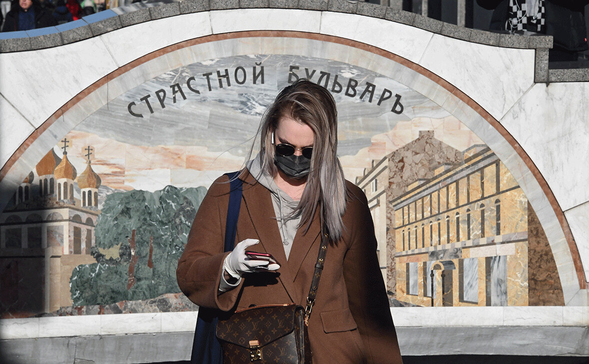  Речь идет о тех, кто прибыл из-за границы, пожилых москвичах, школьниках и тех, кого перевели на удаленную работу, пояснил мэр Сергей Собянин 
В Москве на карантине из-за распространения коронавирусной инфекции COVID-19 находится фактически половина жителей. Об этом в эфире телеканала ТВЦ сообщил столичный мэр Сергей Собянин. 
По его словам, пассажиропоток в метро уменьшился на 40–50%, и это означает, что «40–50% людей уже находятся фактически на карантине».

Речь идет о гражданах, которые находятся в самоизоляции после прибытия из-за рубежа, пожилых москвичах, школьниках и сотрудниках, которых перевели на дистанционную работу, пояснил мэр.

|___________________________________________________________________________________________________________|


2.
Собянин отменил бесплатный проезд в транспорте для людей старше 65 лет 