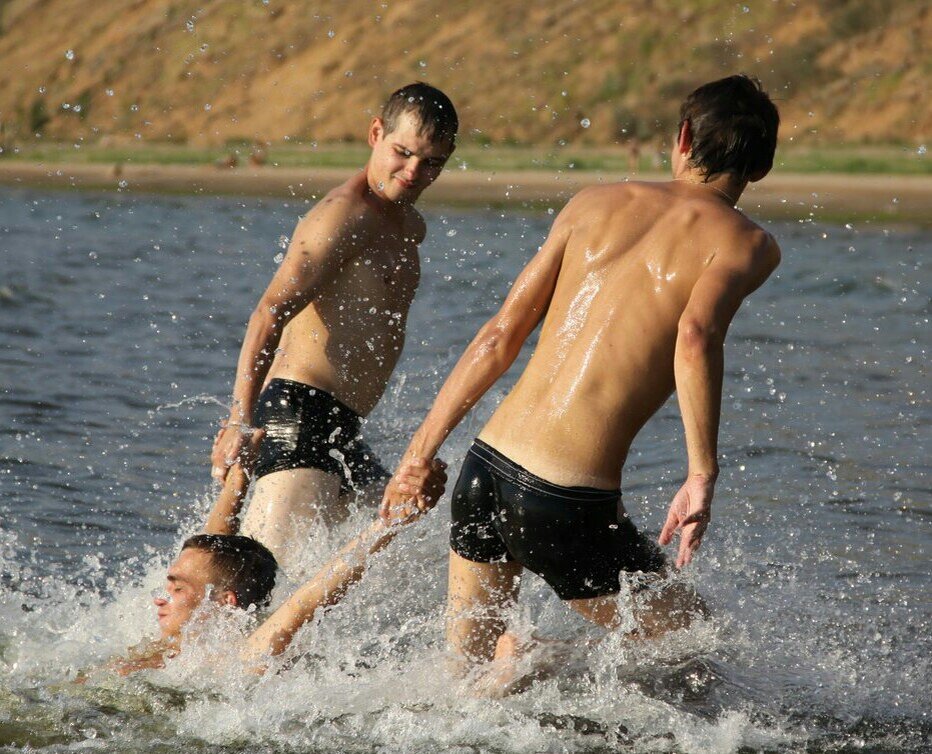 Купание парня. Мальчишки на речке. Мальчики купаются в реке. Парни купаются. Мальчик на реке.