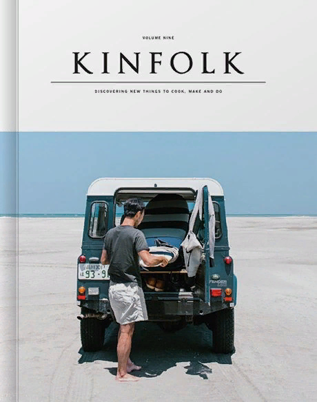 Kinfolk издается в Америке раз в квартал (недавно журнал начал выходить и на русском языке) и пропагандирует образ жизни, в котором есть место для непринужденных встреч с друзьями, совместного приготовления обеда или ужина, а также для неспешных разговоров об искусстве, фотографии и, why not, — о комнатных растениях. Герои и авторы журнала — представители творческих профессий, где в одном ряду с фотографами, дизайнерами и художниками стоят повара, флористы и продавцы капкейков. Идея Kinfolk проста: создать комьюнити близких по духу людей, для которых еда — приятный повод собраться вместе за одним столом и зарядиться друг от друга творческой энергией. Kinfolk воспевает все естественное и настоящее, будь то традиционные рецепты бабушкиного пирога и варенья или фотоистории о путешествиях, походах и других развлечениях творческих гурманов. Помимо журнала Kinfolk Community славится своими вдохновляющими фильмами о еде и природе, а также устраивает творческие посиделки и застолья  в разных частях света.