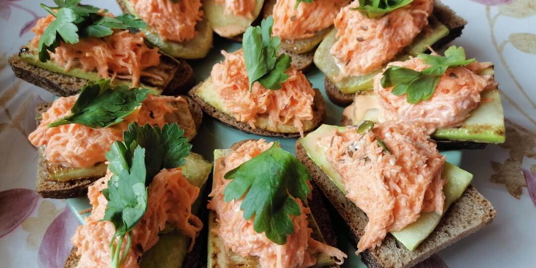 Очень вкусная закуска из серии ешь и худей. Всего 5 минут... и готово!