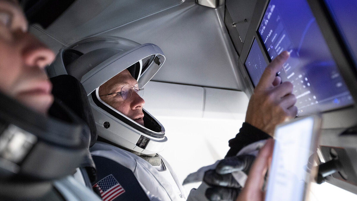  Бенкен и Херли провели короткий тест этого интерфейса и через два часа после успешного запуска, когда SpaceX распорядилась им вручную поуправлять Crew Dragon, чтобы убедиться, что всё работает.