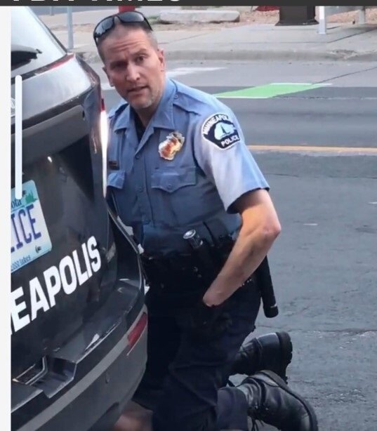 То самое фото, разделившее США на до и после. Офицер американской полиции Дерек Шовин, участвовавший в задержании афроамериканца Джорджа Флойда в Миннеаполисе, в результате которого Д. Флойд, жаловавшийся на нехватку воздуха, умер в реанимации. Момент удушья Д.Флойда обрезан на фото по этическим соображениям.