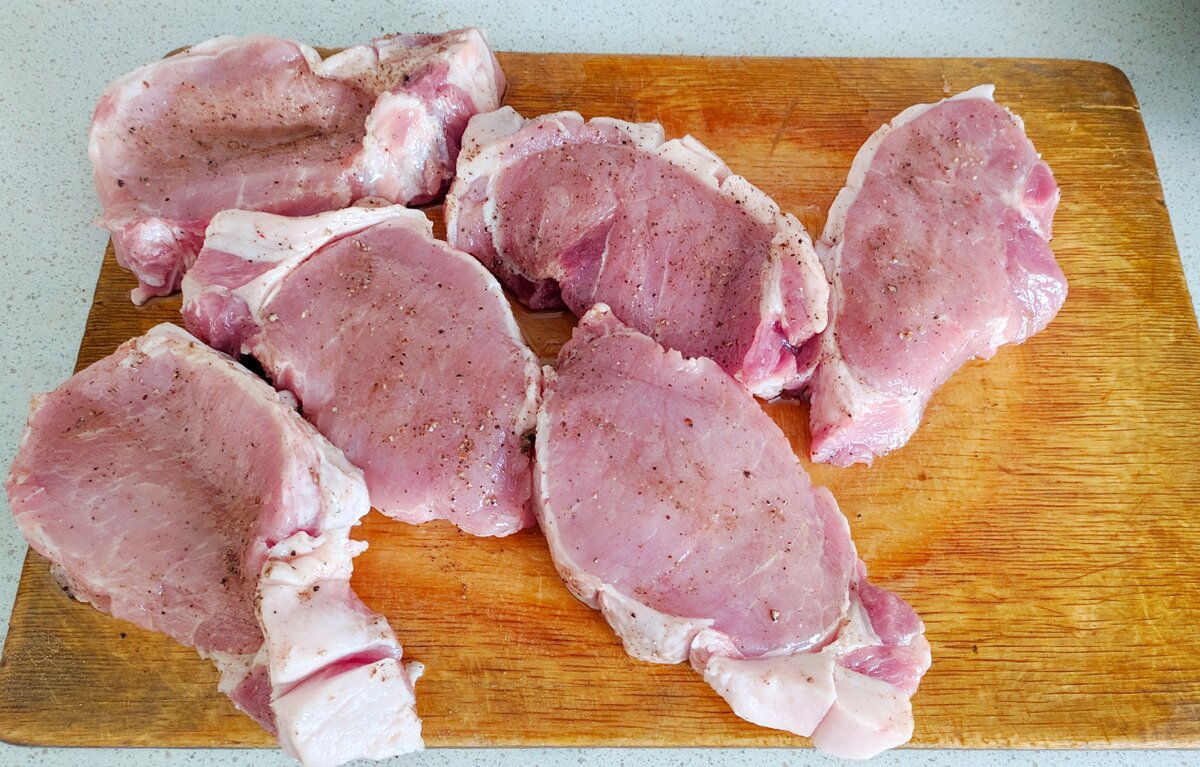 Готовим свинину кусочками. Корейка свиная без кости. Кусок свинины. Порционные куски мяса. Мякоть корейки свинины.