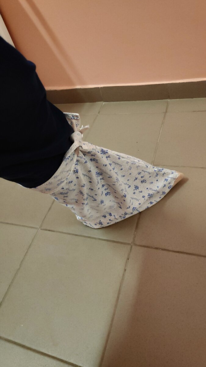 Это называется бахилы. Выглядит смешно, у меня язык не поворачивается вообще дать этому какое-то наименование