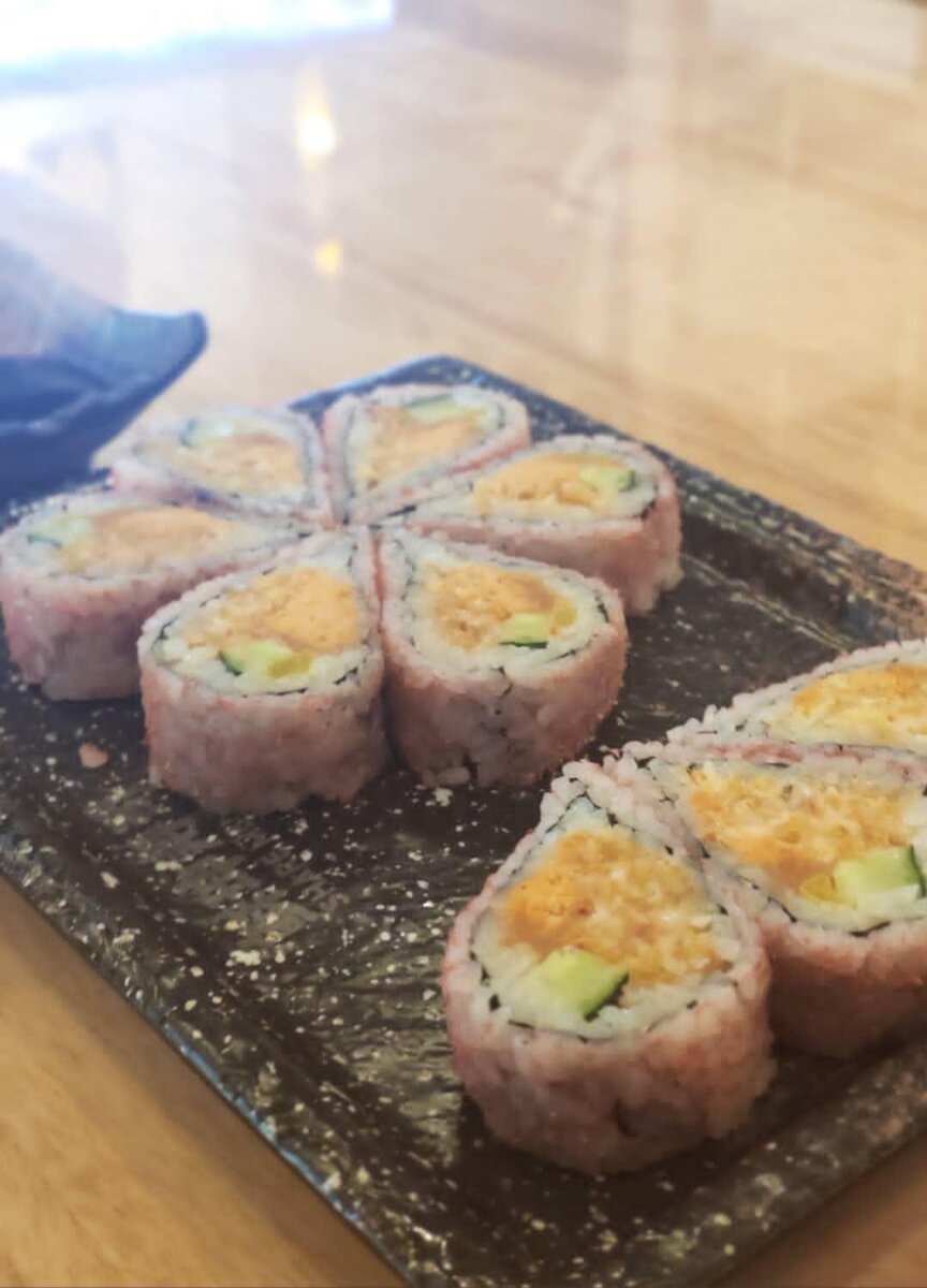 Роллы тут на вкус другие, в России вкуснее