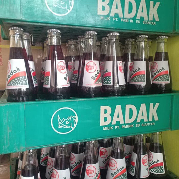 Бутылки Бадака в фирменном ящике