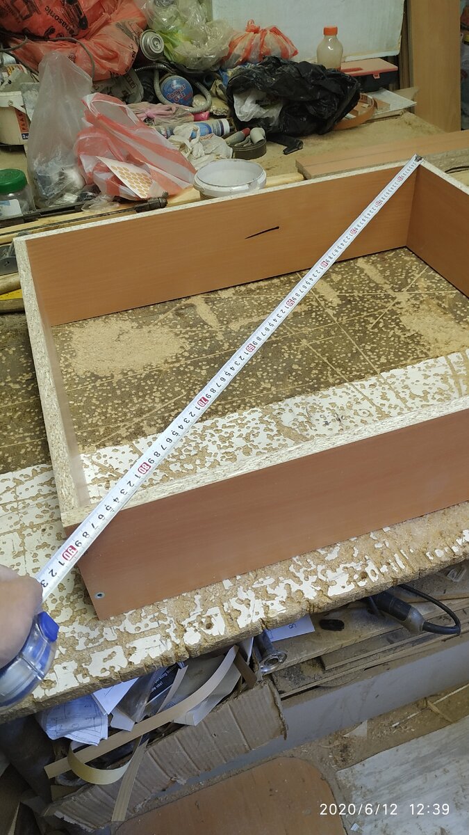 При креплении дна нужно выровнять диагонали.