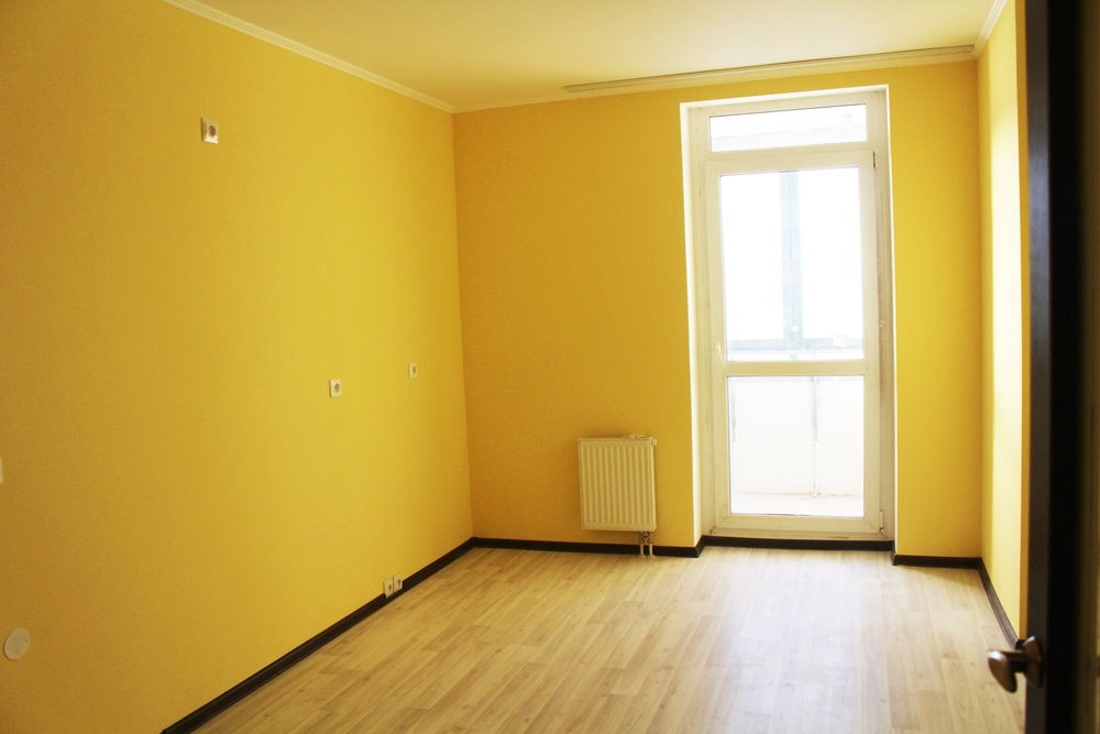 Перекрасили стены,поменяли ламинат,сделали натяжной потолок