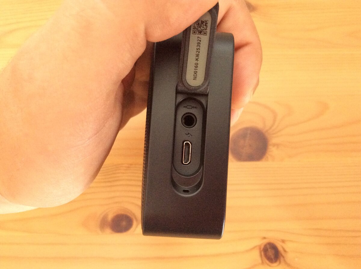 Разъёмы закрыты пластиковой крышкой