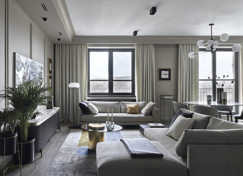 Этот очень красивый интерьер трехкомнатной квартиры в современном стиле создавайся дизайнерами бюро Quadro Room. Большая квартира площадью 150 м² оформлена в нейтральном серо-жемчужном оттенке, который выглядит интересно, но в то же время достаточно спокойно.