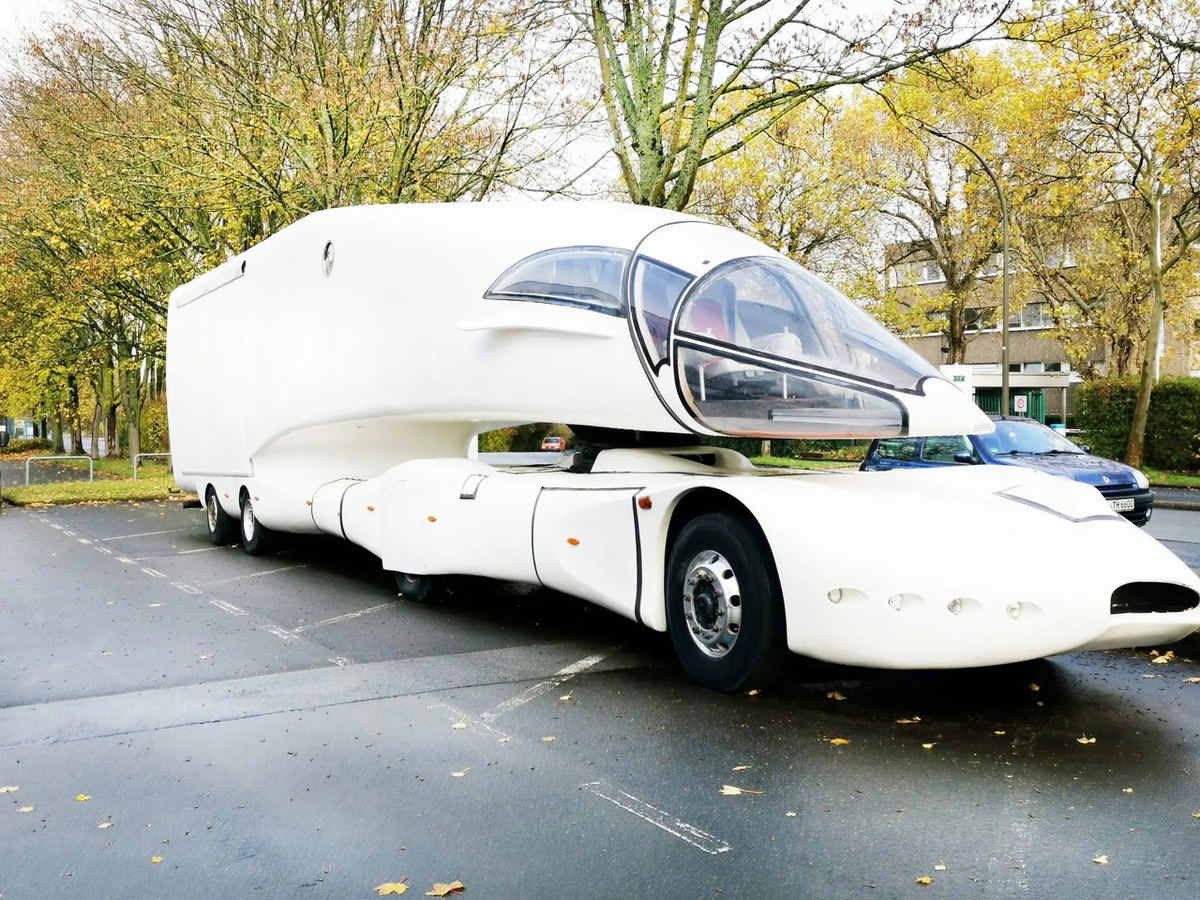 Где здесь полу-самолёт запарковать можно?