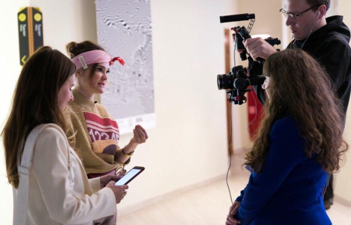 Это, кстати, я беру интервью у Даши Чаруши. Хорошо, что у меня длинные волосы - все прикрыто!