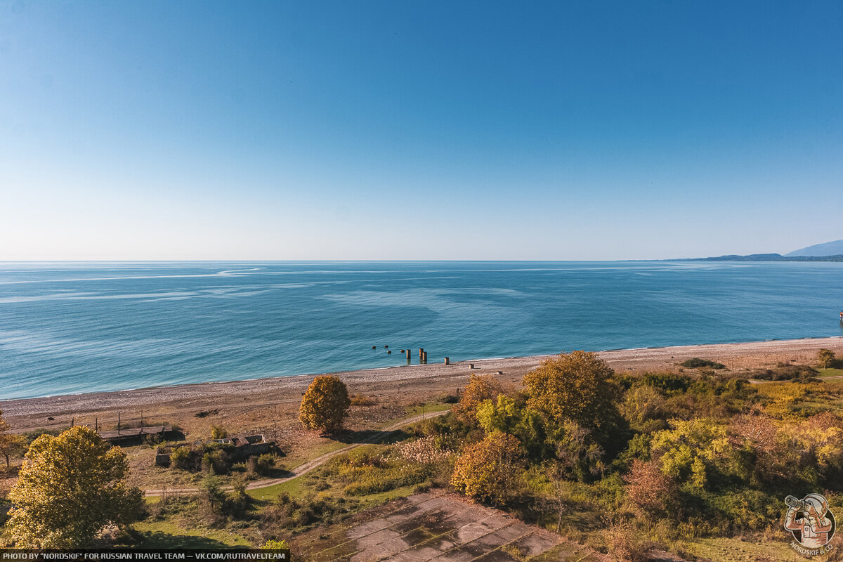 Нашёл крутое местечко у моря — рядом огромная заброшенная высотка и горячие источники! ♨?