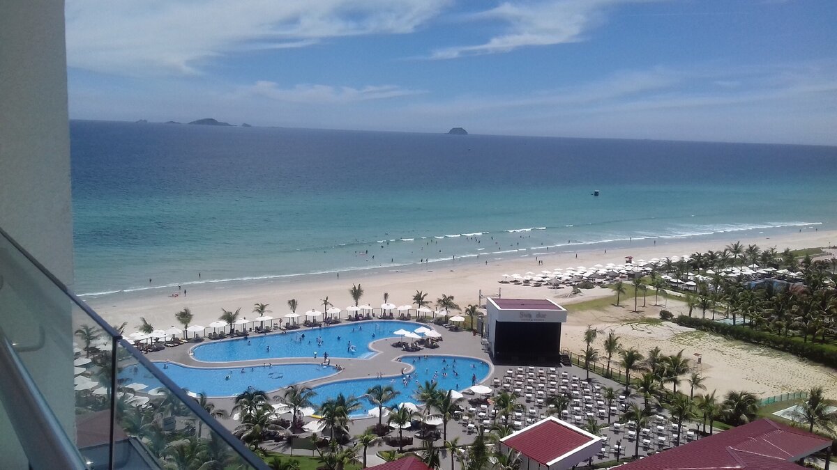 А такой вид открывается с болкона.Как вам?) Наверное такой же вид открывается из какой нибудь хрущёвки в Самаре))