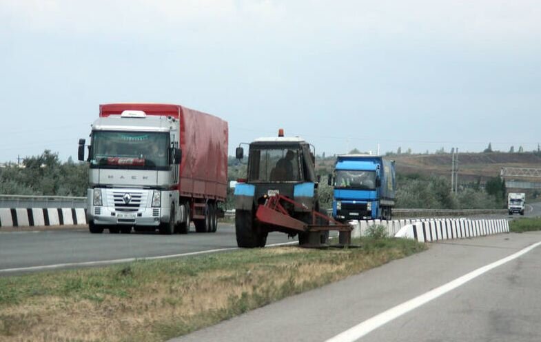 Тракторы и другая медленная техника встречаются в самых неожиданных местах