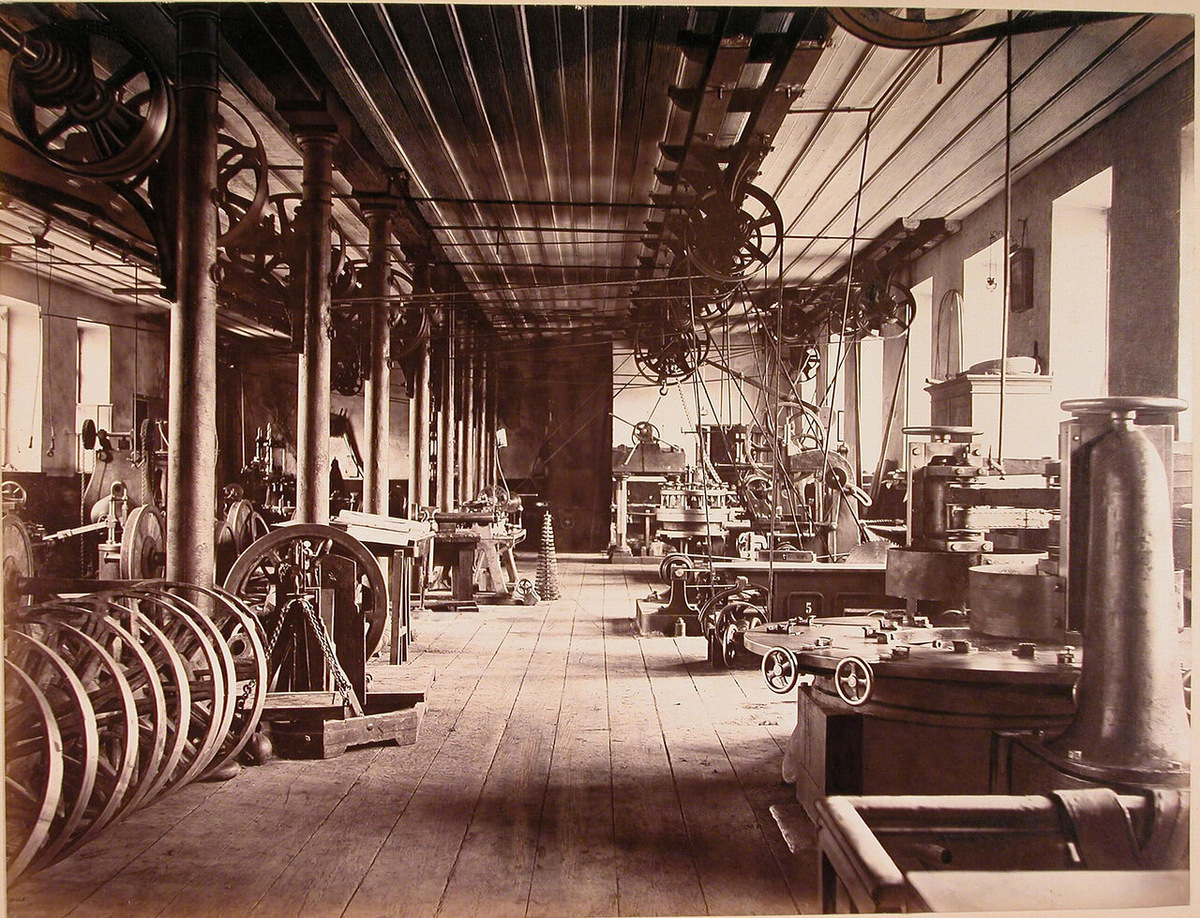 Началось всё в мае 1901 , произошла стычка в окрестностях Петербурга ( в селе Александровском Шлиссельбургского губернии) с участием нескольких предприятий Невской заставы. В событиях находился  Обуховский  завод в начале 20 века он выполнял важные и сложные заказы для военных  (дальнобойные орудия ,мины ,снаряды , бронещиты , оптическое оружие). В апреле 1901г  завод получил большой заказ, что повлекло за собой ужесточение графика введение сверхурочных работ ,это повлекло за собой массу негативных эмоций рабочих. 1 мая 1901г, несколько сотен рабочих не вышли на работу что повлекло за собой последствия. 5 мая исполняющий завода Иванов подполковник ,решил уволить 26 рабочих зачинщиков. В ответ рабочие , проведя накануне подготовку ,вышли 7 мая к администрации с требованием.
Кроме отмены увольнений , рабочие требовали включить 1 мая в число праздничных дней ,также сделать 8-часовой рабочий день ,отмена сверхурочных и ночных работ ,уволить несколько администраторов лиц и т. д. 
Но им отказали в требованиях ,после этого была остановлена работа нескольких мастерских ,рабочие вышли  на бывший Шлиссельбургский тракт ,где к ним присоединились рабочие Карточной фабрики и Александровского завода. Администрацию напрягла эта вся ситуация ,
и они пришли к помощи конной полиции, но рабочие были готовы к этому и встретили патруль
грудой камней из разобранных мостов, в ответ полиция и отряд матросов которые охраняли этот завод открыли огонь. Рабочие ,которые оборонялись лишь камнями железными прутьями и дровами с моста.  Были вынуждены отступить к Карточной фабрики , отбив атаку они закрепились на территории фабрики продолжая забрасывать полицию камнями. На помощь к бастующим пытались пробиться представители Семянниковского и Александровского заводов.
Полиция пошла на крайние меры они начали применять шашки , но их дважды прогоняли.
Лишь к вечеру роты Омского полка ,вызванного из Петербурга , залпами очистили улицы и восстановили порядок на улицах ,8 рабочих были убиты. Погибли и несколько полицейских.
Позже семеро погибших похоронены на Преображенском кладбище.
Продолжение следует)))
