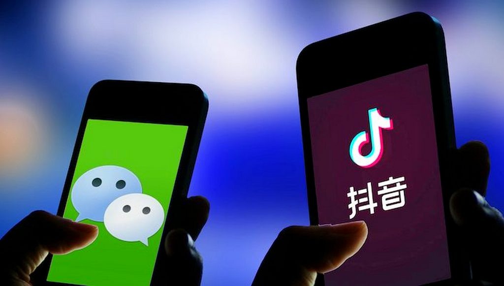 WeChat и TikTok на телефонах