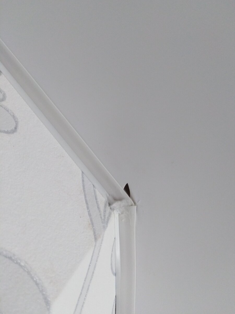 дырочка 1см. в потолке