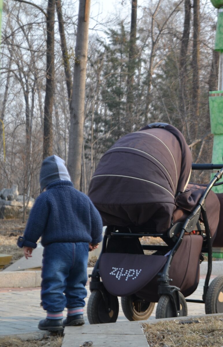 Даня всего месяц дома: Старший гуляет, младший спит