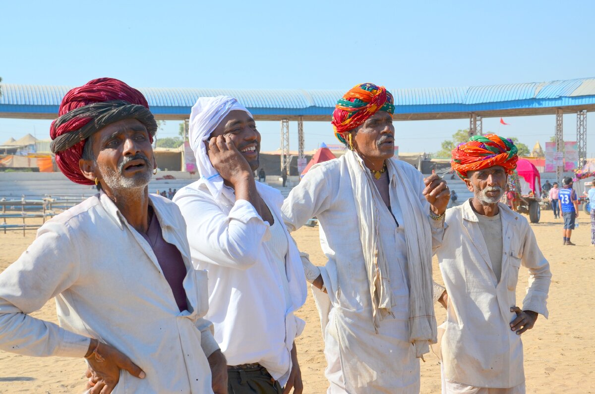 Болельщики, наблюдающие за футбольным матчем в Пушкаре. Фото автора.