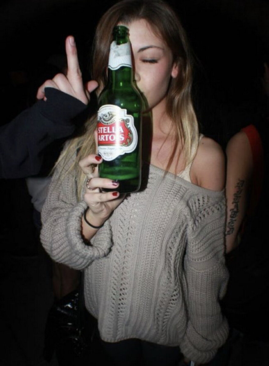 Девушка с бутылкой пива